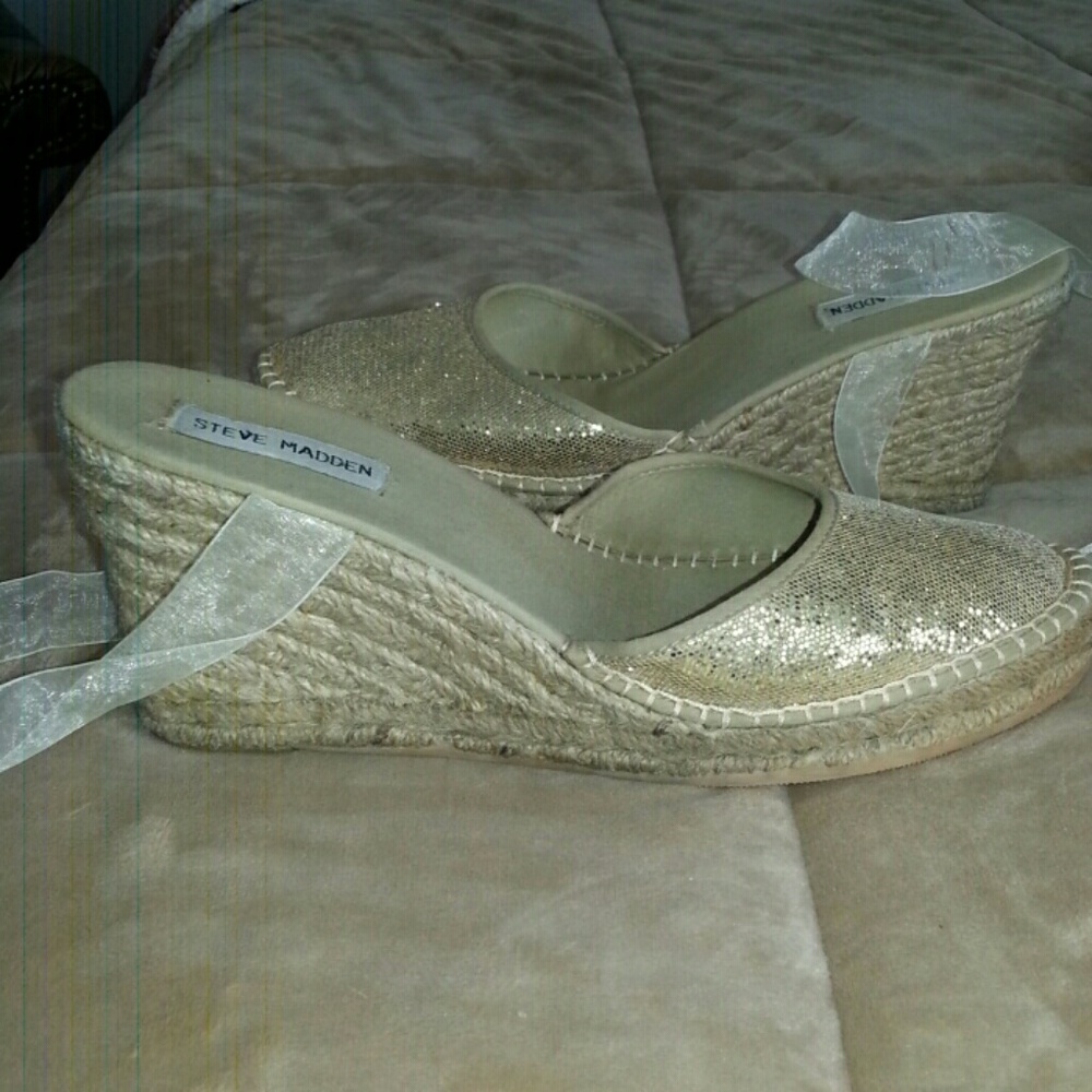Cute slip on espadrills with ribbon to tie